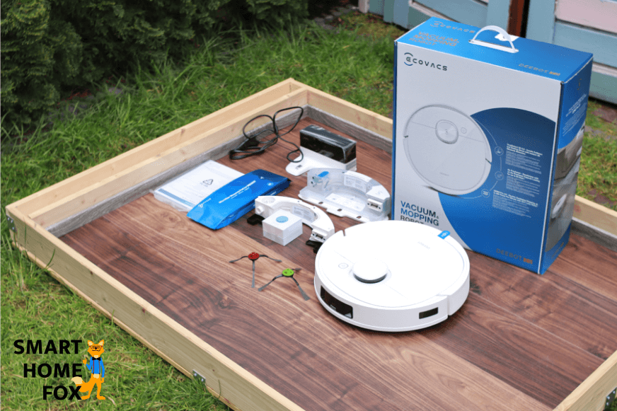 Gesamter Lieferumfang des Ecovacs Deebot T9 steht auf dem Boden